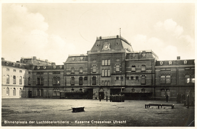 123341 Gezicht op binnenplaats van de Kazerne der Vestingartillerie (Croeselaan 39) te Utrecht.